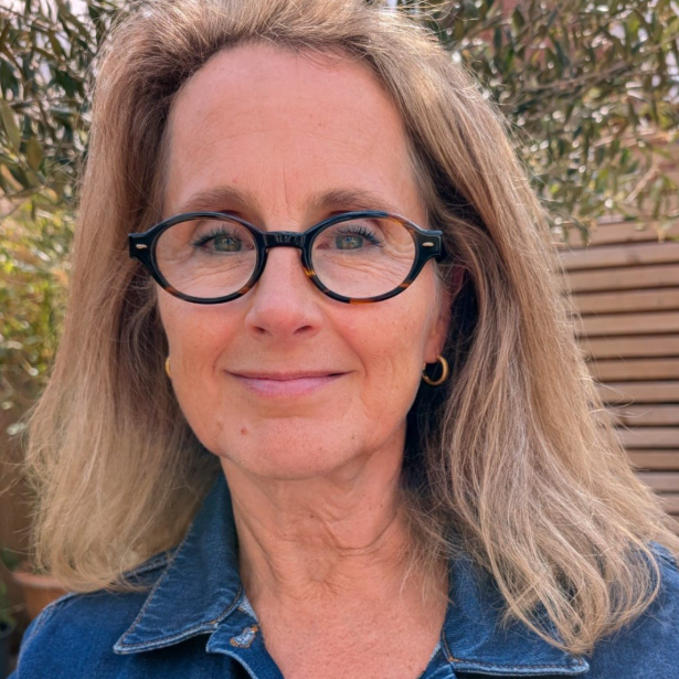 Sari Lambeek, Farnham counsellor and psychotherapist at The Eaves Counselling, supporting clients through grief, bereavement, life transitions, and cultural relocation.