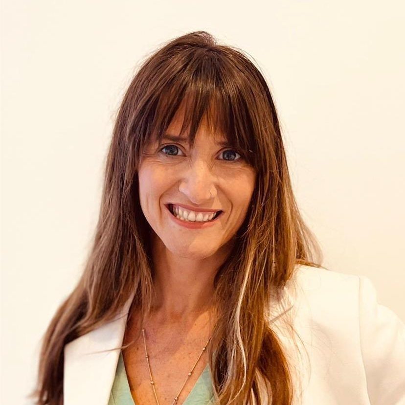 Psychotherapist [Name] offering expert care for body image, eating disorders, trauma, anxiety, and OCD, bilingual in English and Spanish.