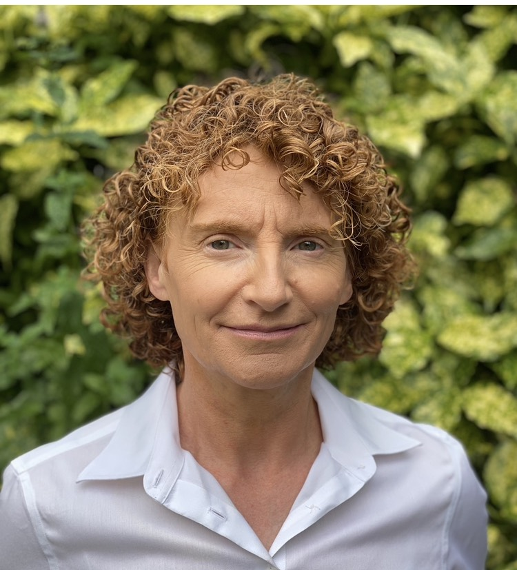 Portrait of an Integrative Psychotherapist specialising in Psychodynamic therapy, offering counselling for young people, adults and couples.