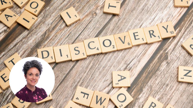 Wooden letter blocks spelling “DISCOVERY” on a wooden background, symbolising self-exploration and personal growth.