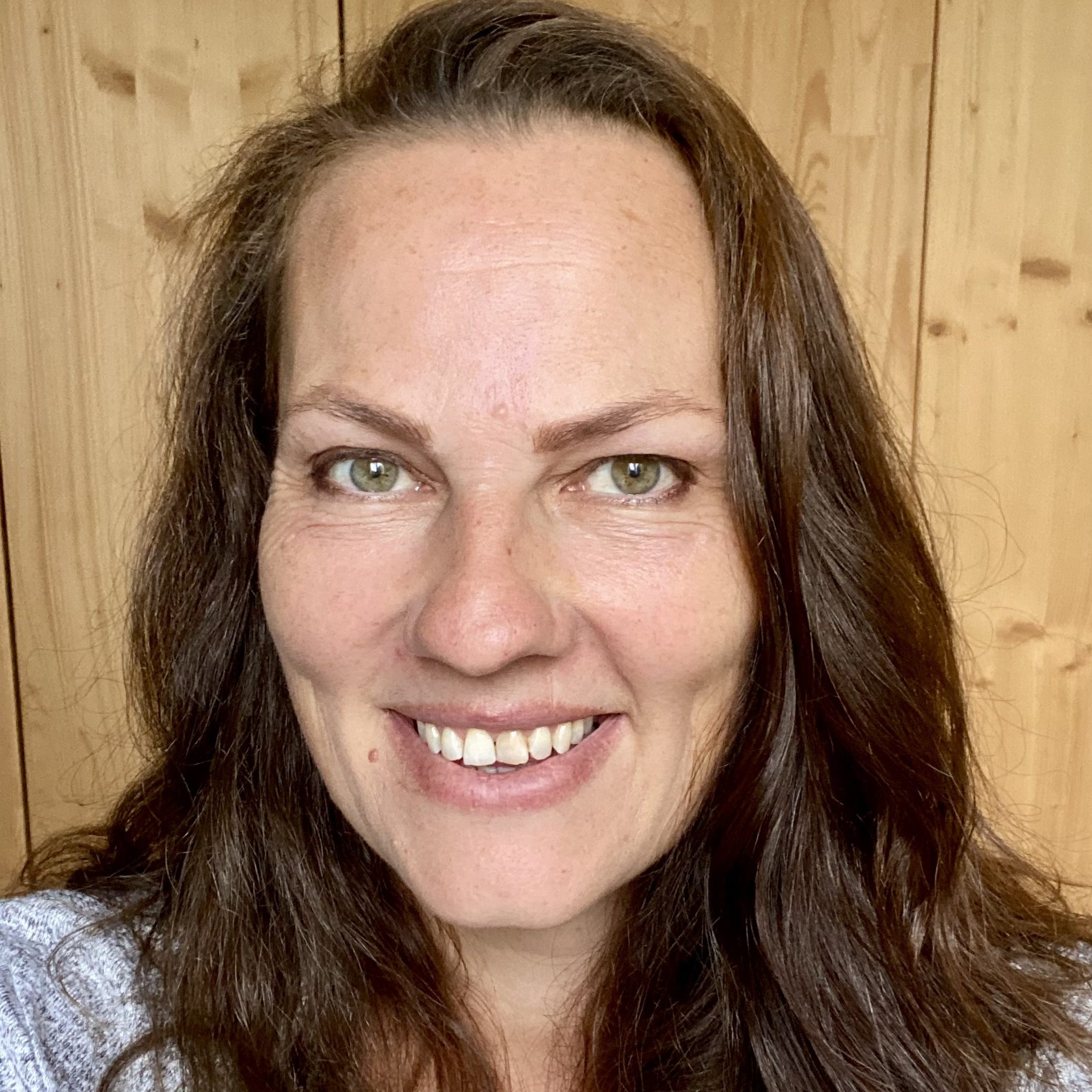 Image of Callie Izzett, a counsellor and psychotherapist with brown hair and green eyes supporting clients aged 16 and above with relationship difficulties and anxiety.